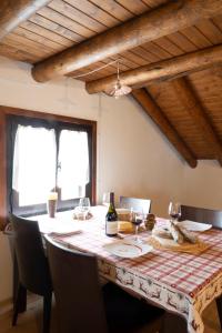 tavolo da pranzo con bicchieri da vino di Baita Mirellina - Case di Viso a Ponte di Legno