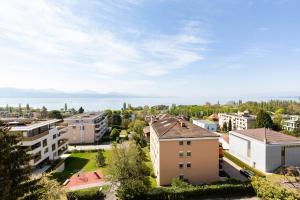 una vista aérea de una ciudad con edificios en Hôtel Bellerive en Lausana