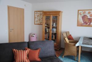 - un salon avec un canapé et une table dans l'établissement Rothaarnest, à Winterberg