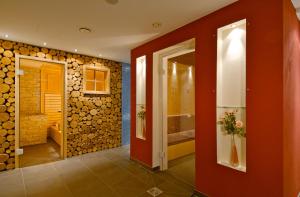 a hallway with a bathroom with a walk in shower at Reindl's Partenkirchener Hof in Garmisch-Partenkirchen