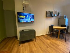 Μια τηλεόραση ή/και κέντρο ψυχαγωγίας στο 012 CHIC & COSY F2 34m2 HYPERCENTRE WIFI SMART TV NETFLIX