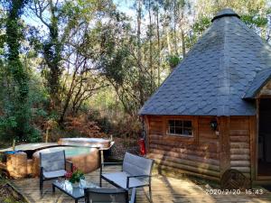 a small wooden cabin with chairs and a table at Lo Rey du Lac in Soorts-Hossegor