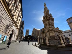 un edificio con monumento in mezzo a una strada di WELLNESS HM wellness home a Napoli