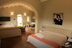 una camera con letto e un soggiorno di Domus Hyblaea Resort a Palazzolo Acreide