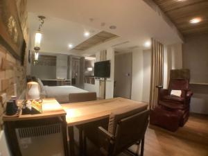 a hotel room with a bed and a table and chairs at OUGE Motel Kaohsiung in Kaohsiung +33 photos