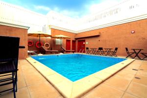 Hồ bơi trong/gần Al Liwan Suites Rawdat Al Khail