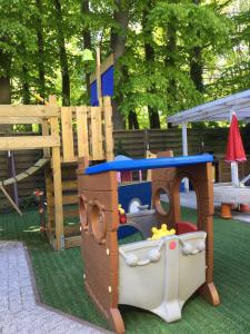 plac zabaw dla dzieci z drewnianą konstrukcją zabaw w obiekcie Villa Park & Plaża w Świnoujściu