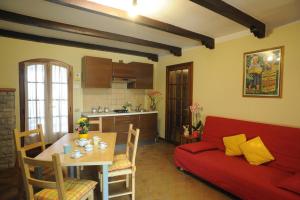 een woonkamer met een rode bank en een tafel bij Appartamento Aria di Lago in Paratico