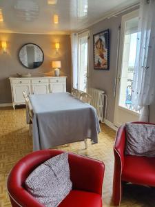 un soggiorno con tavolo e sedia rossa di 180° VUE MER a Le Tréport