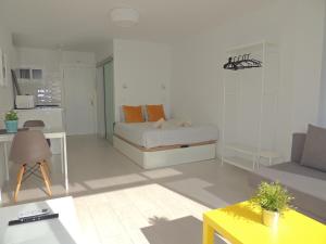 Sala de estar blanca con cama y mesa en Puertosol Studio 102 Beach Playa - Sea Views Vistas Mar, en Benalmádena