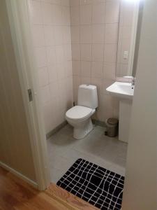 a bathroom with a toilet and a sink at Dalselv hotell in Stien