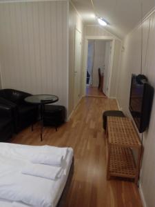 Zimmer mit einem Bett, einem TV und einem Tisch in der Unterkunft Dalselv hotell in Stien