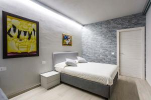a bedroom with a bed and a brick wall at Foresteria Lombarda GELSO BIANCO in Cogliate