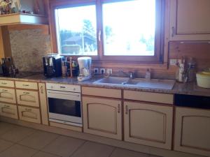 A kitchen or kitchenette at Chalet Les Aigles