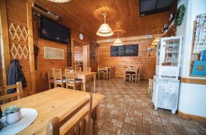 TV a/nebo společenská místnost v ubytování Hotel Večernice