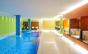 a swimming pool in a hotel room with a hotel at SIDE, Hamburg, a Member of Design Hotels in Hamburg