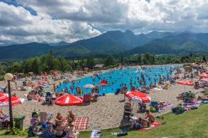 una gran multitud de personas en una piscina en Royal Hill Residence en Zakopane