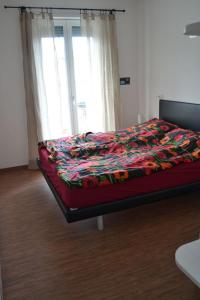 een bed in een kamer met een raam bij Casa Conte in Colico