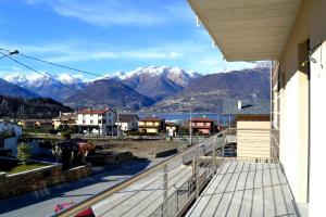 een balkon met uitzicht op de bergen bij Casa Conte in Colico