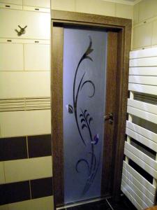 a door with a flower painted on it in a bathroom at Grand appartement dans villa avec parking quartier résidentiel in Joigny