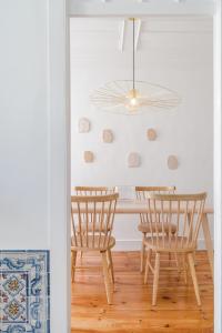 uma sala de jantar com mesa e cadeiras em Casa Boma Lisboa - Typical and Spacious Apartment - Lapa II em Lisboa