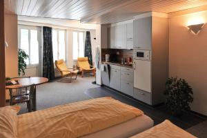 Η κουζίνα ή μικρή κουζίνα στο Hotel Oberland