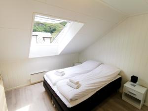 a bedroom with a large white bed with a window at Gudvangen Fjordtell in Gudvangen