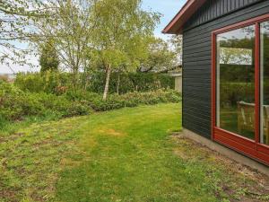 boczny widok na dom z ogródkiem w obiekcie 6 person holiday home in Nordborg w mieście Nordborg