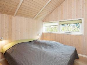 Gørlevにある7 person holiday home in G rlevの窓付きの部屋にベッド付きのベッドルーム1室があります。