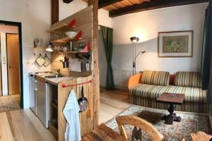 eine Küche und ein Wohnzimmer mit einem Sofa in der Unterkunft Ferienwohnung Beerengarten 
