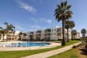 uma villa com piscina e palmeiras em Seaview at Vila da Praia em Alvor