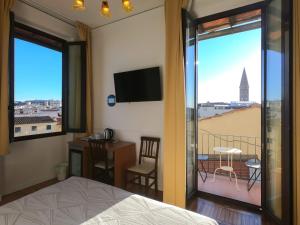 a bedroom with a bed and a balcony with a view at Soggiorno Rubino in Florence
