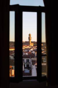 una finestra con vista sulla città di Soggiorno Rubino a Firenze