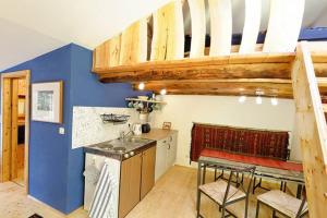 的住宿－Ferienwohnung Hofkastanie，厨房拥有蓝色的墙壁和木制楼梯。