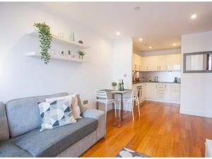 Dapur atau dapur kecil di The Most Central Apartment in Cardiff
