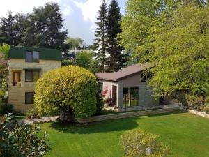 an aerial view of a house with a yard at Guest Rooms Flirt in Golden Sands