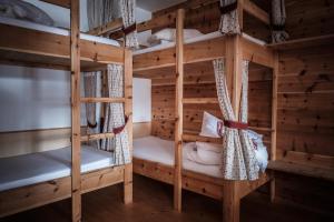 Tempat tidur susun dalam kamar di Gasthof Fallmühle