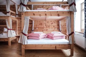 Postel nebo postele na pokoji v ubytování Gasthof Fallmühle