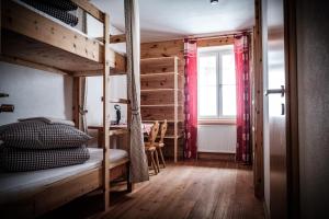 Postel nebo postele na pokoji v ubytování Gasthof Fallmühle