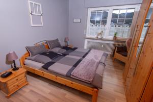 Кровать или кровати в номере Ferienwohnung Weingut KDM