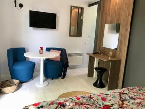 TV a/nebo společenská místnost v ubytování Cottage du garlai