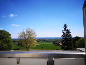 una ventana con vistas a un campo verde en Hotel Wiehen-Therme, en Hüllhorst
