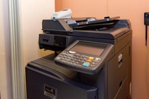 ein Faxgerät auf einem Drucker in der Unterkunft V12 Apartments - Vittoria 12 in Novara