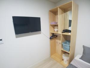 En tv och/eller ett underhållningssystem på Yong Stay