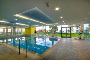 Bazén v ubytování Club218 Holiday Apartman Siófok nebo v jeho okolí