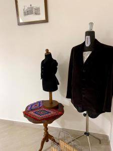 een mannequin met een zwart jasje op een mannequinshibitionstratie bij Janas B&B in Posada