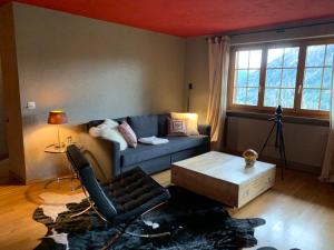 ein Wohnzimmer mit einem Sofa und einem Tisch in der Unterkunft Ferienwohnung Sunneschii in Davos