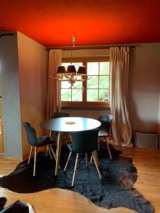 a dining room with a table and chairs at Ferienwohnung Sunneschii in Davos