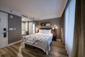 a bedroom with a bed with a white bedspread at Pestana Park Avenue in New York