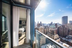 einen Balkon mit Stadtblick in der Unterkunft Pestana Park Avenue in New York